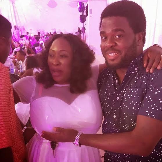 Kunle Afolayan’s Brother, Aremu Plays With Lady’s B@o@bs