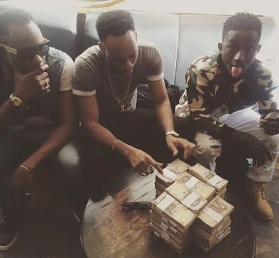 Skuki Shows Off N.5M To Be Won By A Lucky Fan