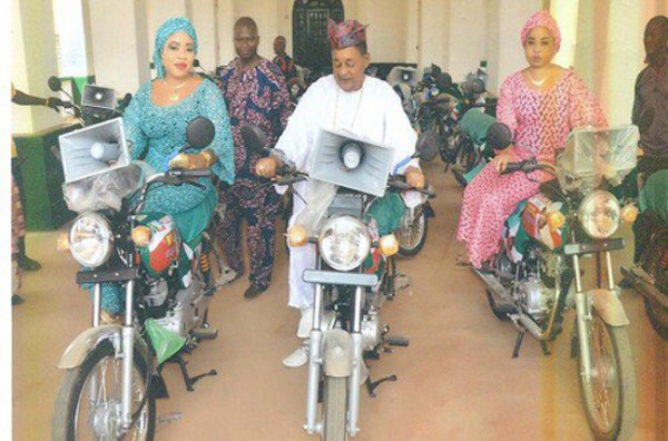 Alaafin Donates Okada to APC, Poses With Wives