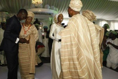 Photos: Aregbesola shows dancing skills @ daughter’s wedding