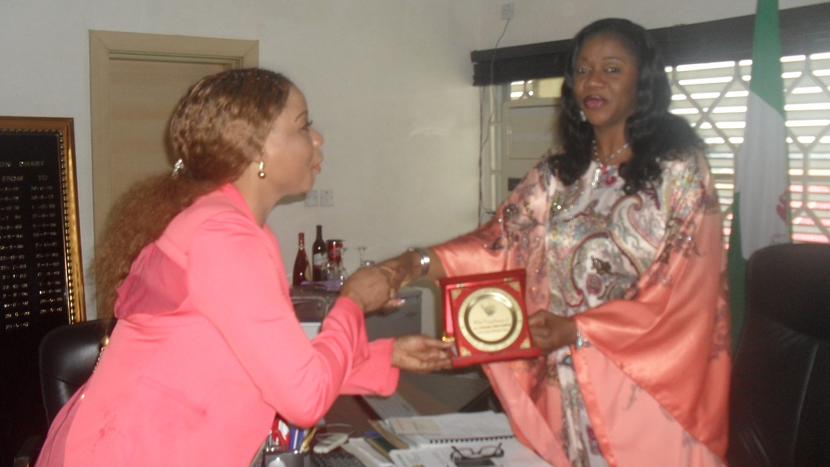 Benue First Lady Honours Tricia Eseigbe’s ‘The Psychologist’ Project (Pictures)