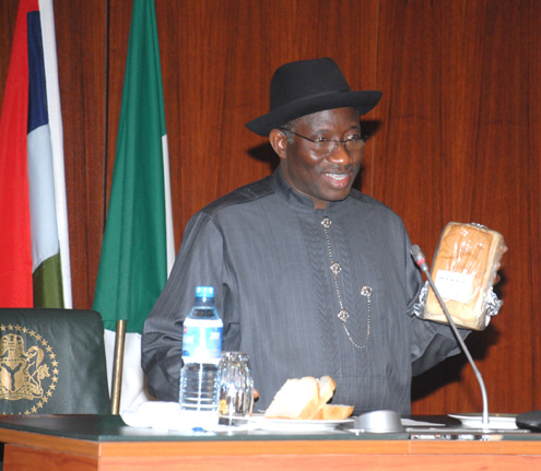 HURRAY: PRESIDENT JONATHAN PRESENTS NIGERIANS CASSAVA BREAD