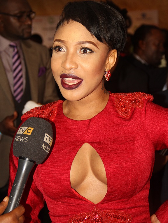 Photo Journalist Attacks Actress, Adunni Ade AND Tonto Dikeh on Red Carpet