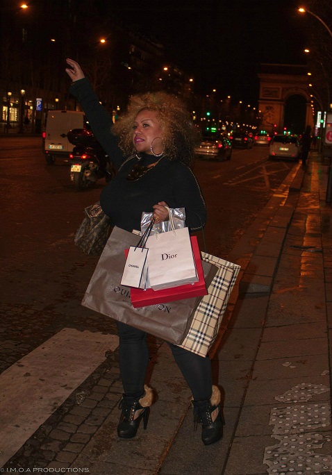 Paparazzis caught up with Miss K !  …as her secret shopping was discovered [Pictures]