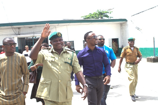 Iyanya Celebrates Birthday With Inmates At Ikoyi Prisons [Pictures]