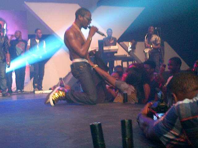 Fraudster-Cum-Singer, D’Banj Publicly Embarrassed By Lady, Hubby At DKM Concert