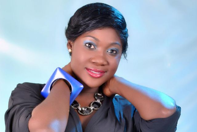 MERCY JOHNSON FLAUNTS DIAMOND WEDDING RING- SAYS “I WANT FOUR KIDS”