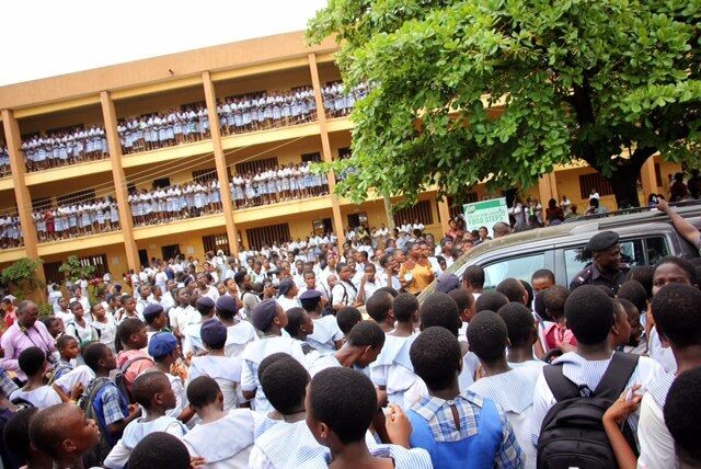 Omotola Jalade gets mobbed by ecstatic fans at Knorr Food Day event (Photos)