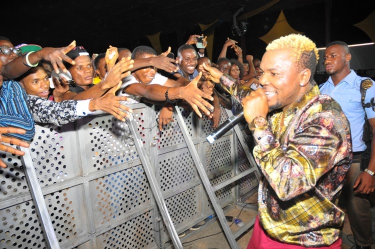 After Ja’Rule, Ashanti’s Performance, Angry Fans Stone Oritse Femi With Water Bottle