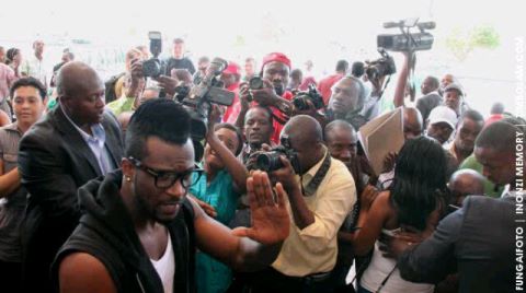 Peter Okoye Of P-Square Changes Look, Mobbed By Zimbabwean Fans [Photos Inside]