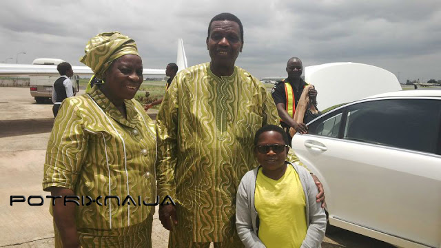 Aki Poses With Pastor Adeboye & Wife [Picture]