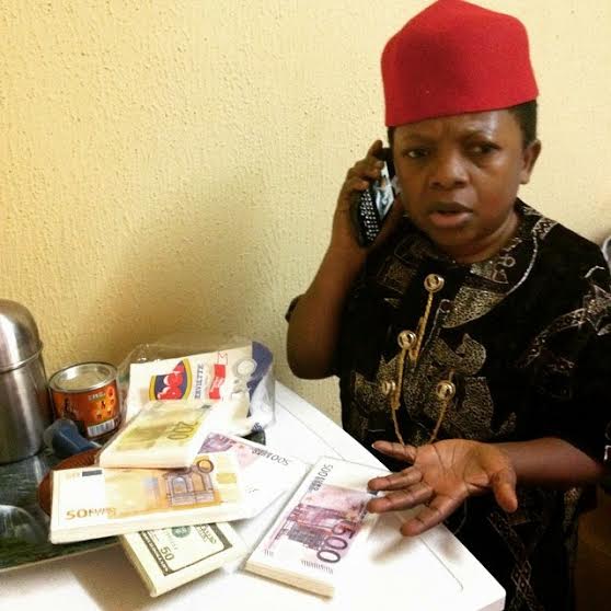 Nollywood Actor, Aki Flaunts ‘Foreign Currencies’