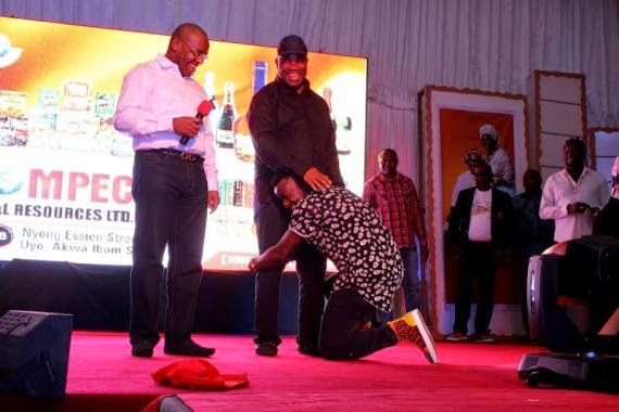 Governor Akpabio Rocking ‘Sekem’ Dance