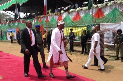 Gov. Ayo Fayose Gets Standing Ovation with His Igbo Attire in Abia