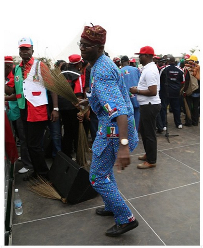 Fashola Publicly Embarrasses KWAM 1 At Lagos Guber Campaign