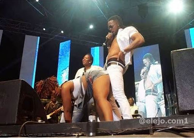 Flavour Gives ‘It’ To A Fan On Stage (Photo)