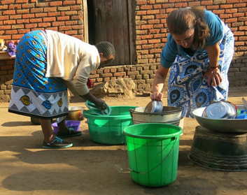 Bill Gate’s Wife Visits Africa, Fetches Drinking Water with 20litres (Photos)