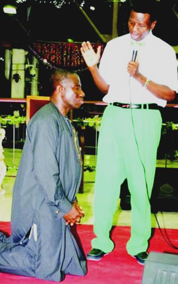 Pastor Adeboye Prays For President Jonathan – Picture