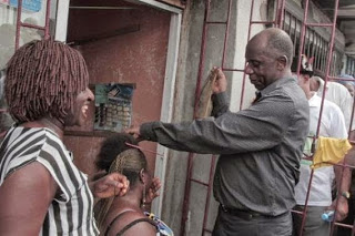 Governor Amaechi Turns Hairdresser in Rivers State