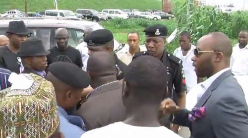 VIDEO: Nigerian Police Officer Threatens To “Gun Down” Citizens Near Murtala Muhammed International Airport (MMIA) In Lagos