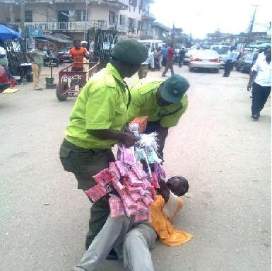 LWKMD! Policeman Seizes KAI Officer’s Phone For Taking Bribe