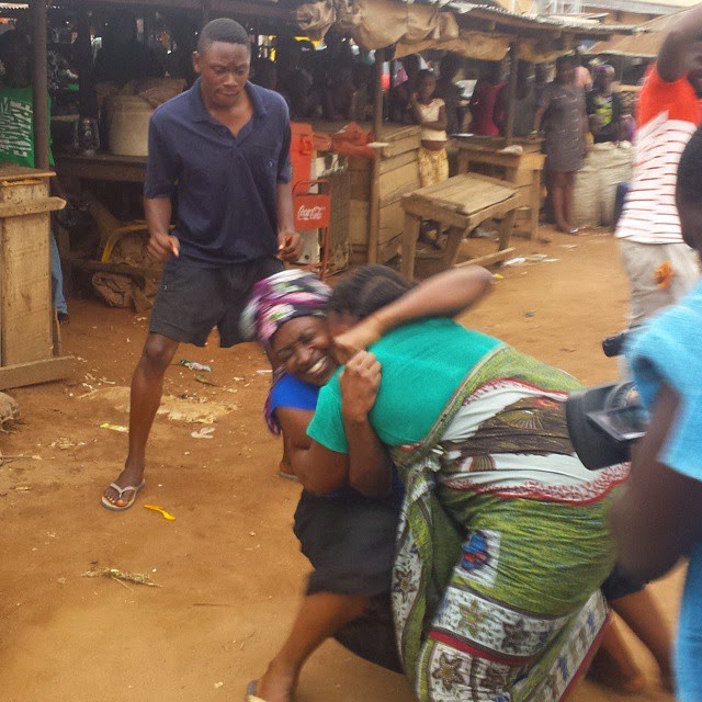 Kate Henshaw Fights Woman In Market, Beaten Mercilessly In Asaba (Pictures)