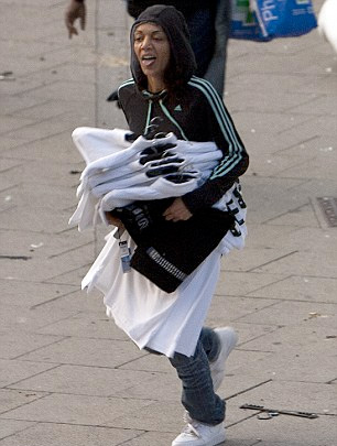 PICTURES OF LONDON RIOT LOOTERS