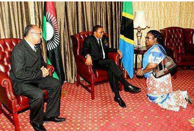 Malawian President Kneels Down to Greet Fellow President