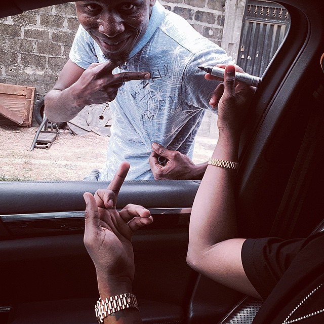 Fans Attack Wizkid over Middle Finger Display