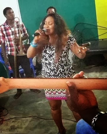 Picture of Muma Gee looking pregnant!