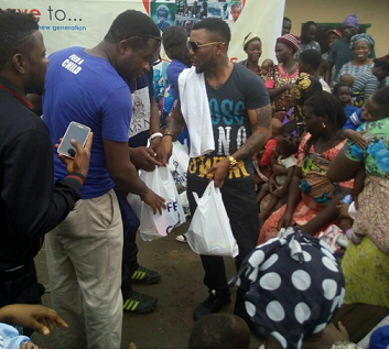 See What Oritse Femi gave to Bariga Residents (Photos)