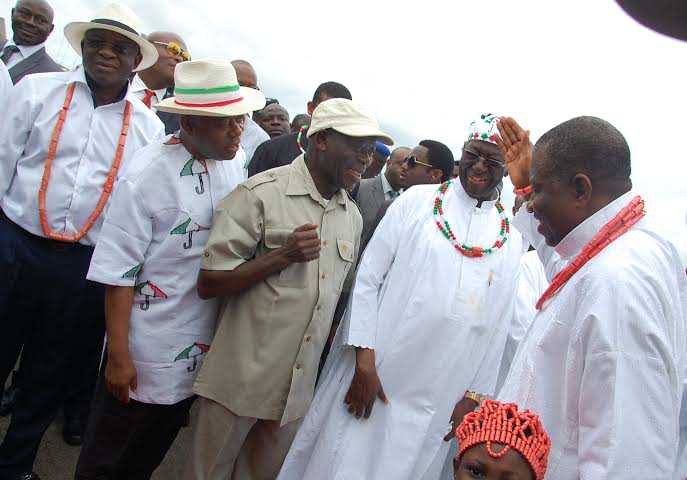 Oshiomhole Gives Jonathan The ‘Ebola greeting’