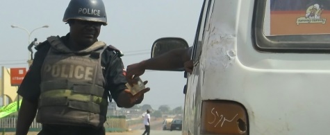 Bribery: Man arrested for taking pictures of a policeman collecting bribe from a commercial motorist