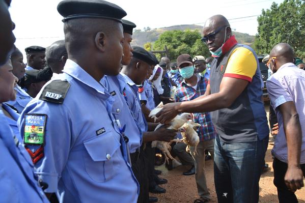 Gov. Fayose Motivates Police With Chickens, Rice