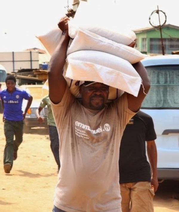 VIDEO – T.B. JOSHUA CARRYING THREE BAGS OF RICE