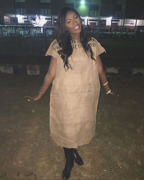 Tiwa Savage’s Controversial Sack Of Rice Gown To Lagos Concert (Photo)