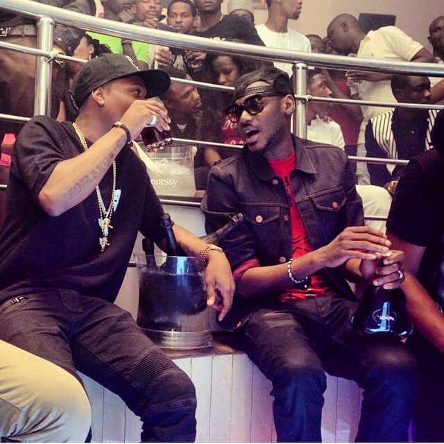 Wizkid in Drinking Competition With 2Baba