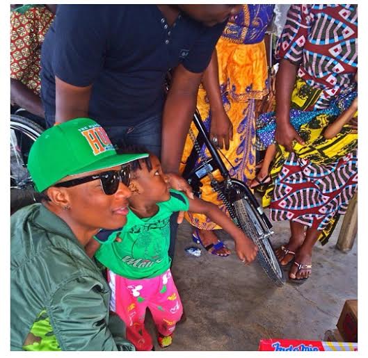 Wizkid Donates Materials To Less Privileged In Benin Republic