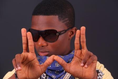 HIPHOP ACT WIZKID IN SIZZLING ROMANCE WITH LAGOS BIG GIRL